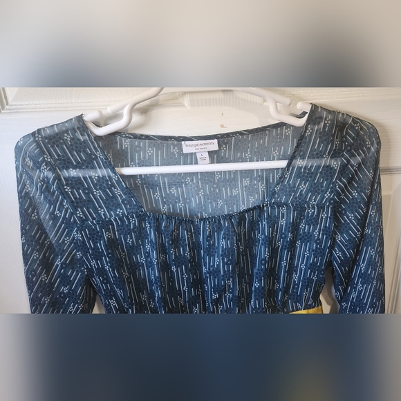 Liz Lange Maternity teal sheer blouse with gold attached belt size Large - Picture 6 of 9